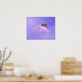 Bumble Bee Perst op een Paarse ventilator Poster (Keuken)