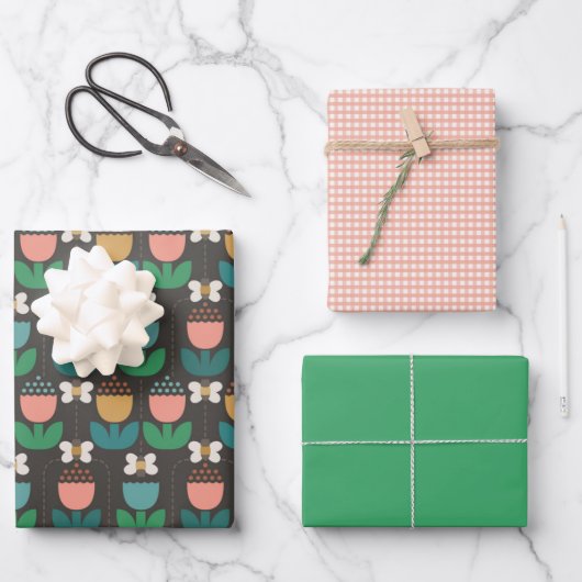 Bumble Bee & Tulips Roze en Zwart Monogram Initiaa Inpakpapier Vel (Voorkant)
