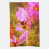 Bumble bei on roze Cosmos Flower Abstract Theedoek (Verticaal)