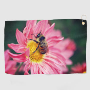 Bumble bei on roze Daisy Flower 2 Golfhanddoek