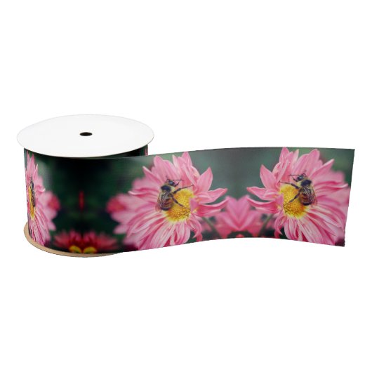 Bumble bei on roze Daisy Flower Lint (Spoel)