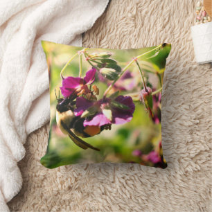Bumble bei on roze flower kussen