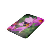 Bumble bei on roze kosmos raakt dicht badmat (Gekanteld)