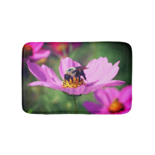 Bumble bei on roze kosmos raakt dicht badmat
