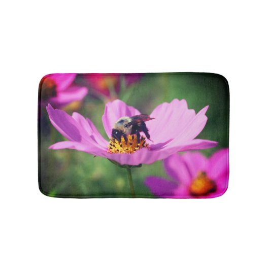 Bumble bei on roze kosmos raakt dicht badmat (Voorkant)