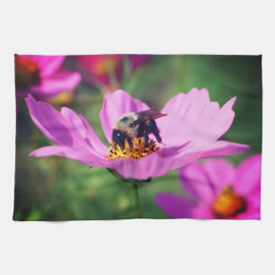 Bumble bei on roze kosmos theedoek