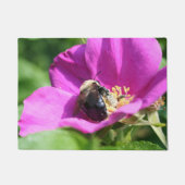Bumble bei on roze Rose Natuur Deurmat (Voorkant)