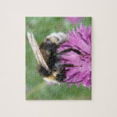 Bumblebebe sur un puzzle de chardon (Vertical)