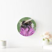 Bumblebebe sur une horloge murale de chardon (Maison)