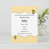Bumblebee baby shower invitation à maman d'être (Debout devant)