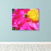 Bumblebee en Peony Canvas Afdruk (Insitu (Houten vloer))