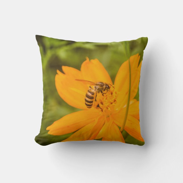 Bumblebee on a Sulfur Cosmos Kussen (Voorkant)