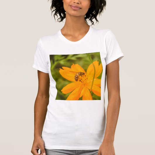 Bumblebee on a Sulfur Cosmos T-shirt (Voorkant)