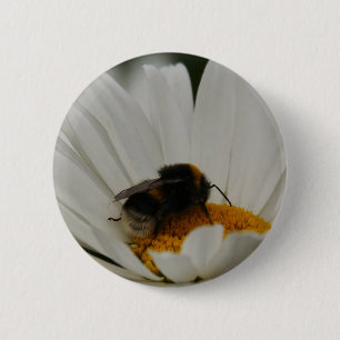 Bumblebee op bloemenbadge ronde button 5,7 cm