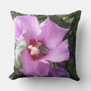 Bumblebee op Hibiscus Flower Buitenkussen