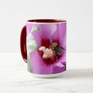 Bumblebee op Hibiscus Flower Mok