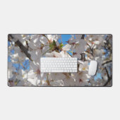 Bumblebee sur la fleur de cerisier sauvage (Clavier et souris)