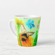 Bumblebee sur le pandelion petite tasse en latte
