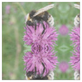 Bumblebee sur un tissu d'artisanat à chardon (Fermer)