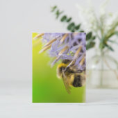 Bumblebei op een bloem briefkaart (Staand voorkant)