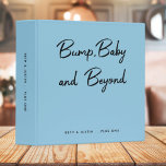 Bump, Baby and Beyond | Blue Baby Memories Journal<br><div class="desc">Un classeur moderne pastel blue pour bébé journal pour capturer vos précieux souvenirs tout au long de la grossesse à la parentalité! Le design comprend une typographie manuscrite décontractée et informelle "bosse, bébé et au-delà" jumelée à une typographie noire moderne pour les noms de maman et papa et même le...</div>