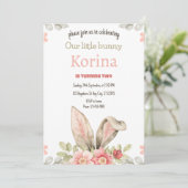 Bunny Anniversaire Fête Invitation rose floral (Debout devant)