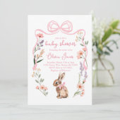 Bunny baby shower invitation fleurs arc rose fille (Debout devant)