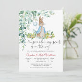 Bunny Balloon Baby Shower Invitation (Debout devant)