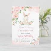 Bunny Floral First Birthday Invitation Kaart (Staand voorkant)