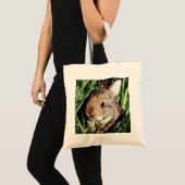 Bunny in de gras tote bag (Voorkant (product))