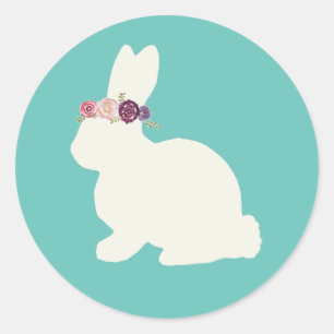 Bunny met bloemen die roze stickers schilderen