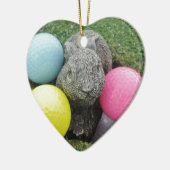 Bunny met roze blauw geel ei keramisch ornament (Links)