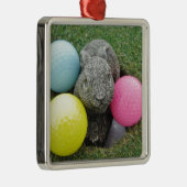 Bunny met roze blauw geel ei metalen ornament (Rechts)