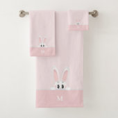 Bunny mignon et monogramme sur rose clair (En situation)