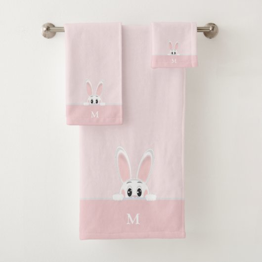 Bunny mignon et monogramme sur rose clair (En situation)