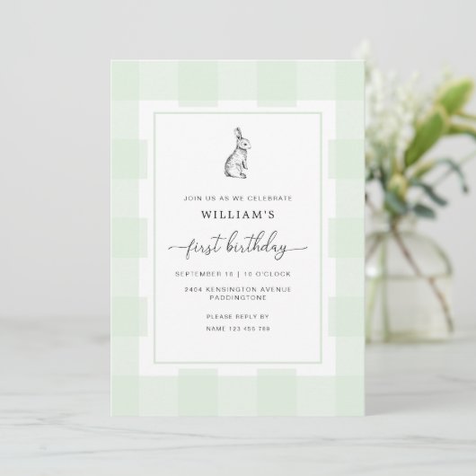 Bunny Rabbit Green Gingham 1st Birthday Invitation Kaart (Staand voorkant)