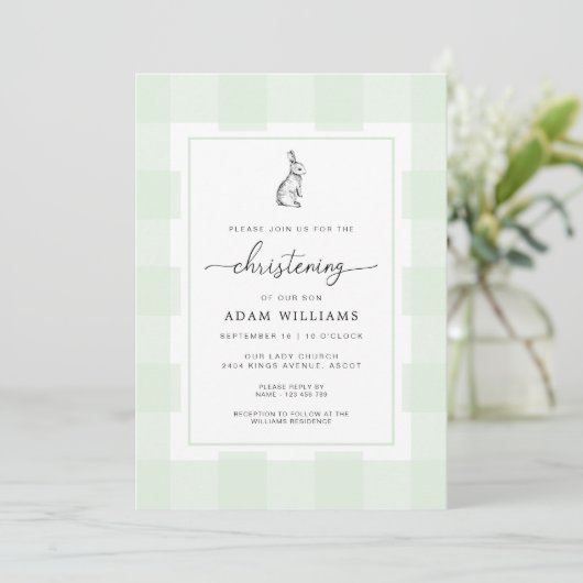 Bunny Rabbit Green Gingham Christening Uitnodiging (Staand voorkant)
