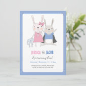 Bunny Rabbit Twins Birthday Uitnodiging (Staand voorkant)