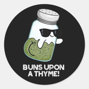Buns On a Thyme Funny Herb Pun Dark BG Ronde Sticker