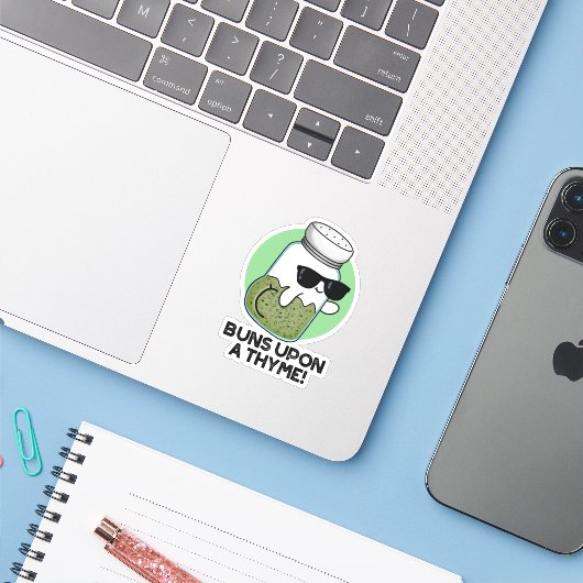 Buns On a Thyme Funny Herb Pun Sticker (Laptop met iPhone)