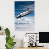Buran-ruimtevliegtuig dat door wolken daalt poster (Thuiskantoor)