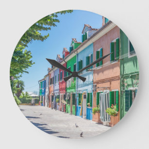 Burano bouwt de muur grote klok