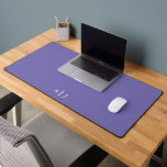 Bureau minimaliste à deux monogrammes<br><div class="desc">Périwinkle minimaliste violet à deux monogrammes Mat bureau</div>