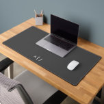 Bureau minimaliste noir et blanc à deux monogramme<br><div class="desc">Mat de bureau minimaliste noir et blanc à deux monogrammes</div>