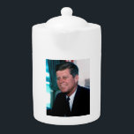 Bureau ovale du président John F. Kennedy<br><div class="desc">Le Bureau ovale est devenu le centre de commandement de John F. Kennedy pendant sa présidence tumultueuse. En s'éloignant de la grandiloquence des présidents précédents, JFK préférait un cadre plus intime pour les réunions et la prise de décision. L'image emblématique de celui qui rocking dans sa chaise à bascule, offert...</div>