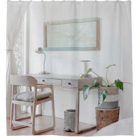 BUREAU VIDE PRÈS DU RIDEAU (Devant)