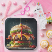 Burger met spatende saus papieren bordje (Feest)