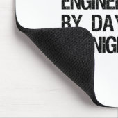 Burgerlijk ingenieur tegen dag gamer bij nacht muismat (Hoek)