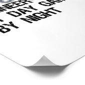 Burgerlijk ingenieur tegen daggok tegen nachtelijk poster (Hoek)