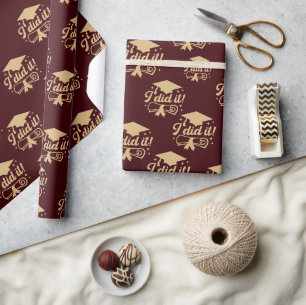 Burgubdy en Gold script Ik deed het Afstuderen Cadeaupapier